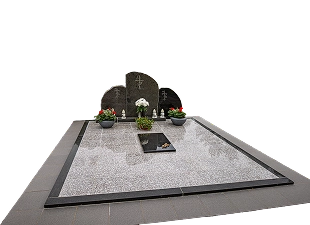 Pilko granito dvigubas kapo paminklas su šviesia sidabrine plokšte