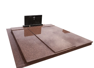 Raudono granito kapavietės dengimas su juodu paminklu ir kryžiumi