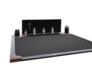 Juodo granito paminklas su kryžiumi, apstatytas granitinėmis žvakėmis