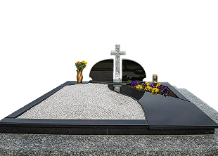 Granitinis kapo paminklas su kryžiumi ir gėlėmis