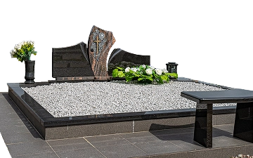 Juodo granito paminklas su kryžiumi ir granitiniu suoliuku