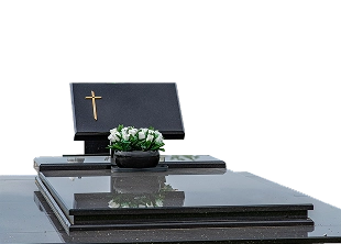 Tamsaus granito paminklas su auksiniu kryžiumi ir baltų gėlių kompozicija