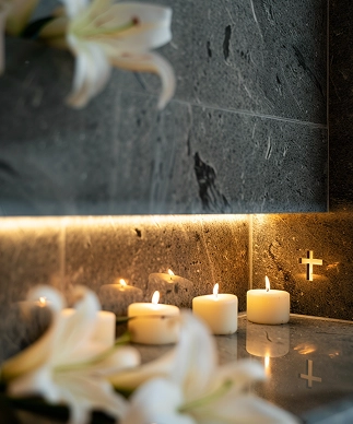 Kolumbariumo niša su žvakėmis ir baltomis lelijomis