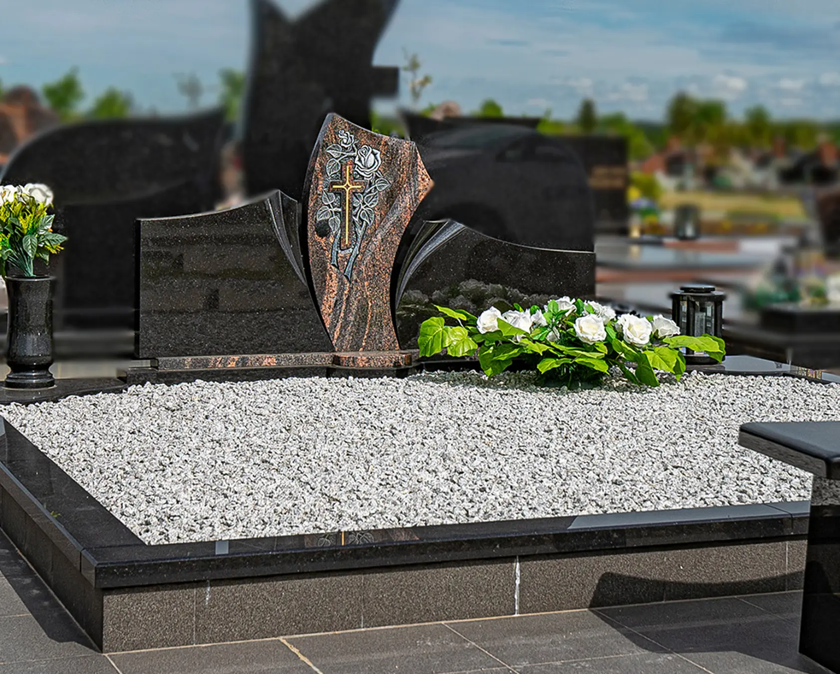 Kapavietė su juodo granito paminklu, šviesia dekoratyvine skaldele ir gėlėmis