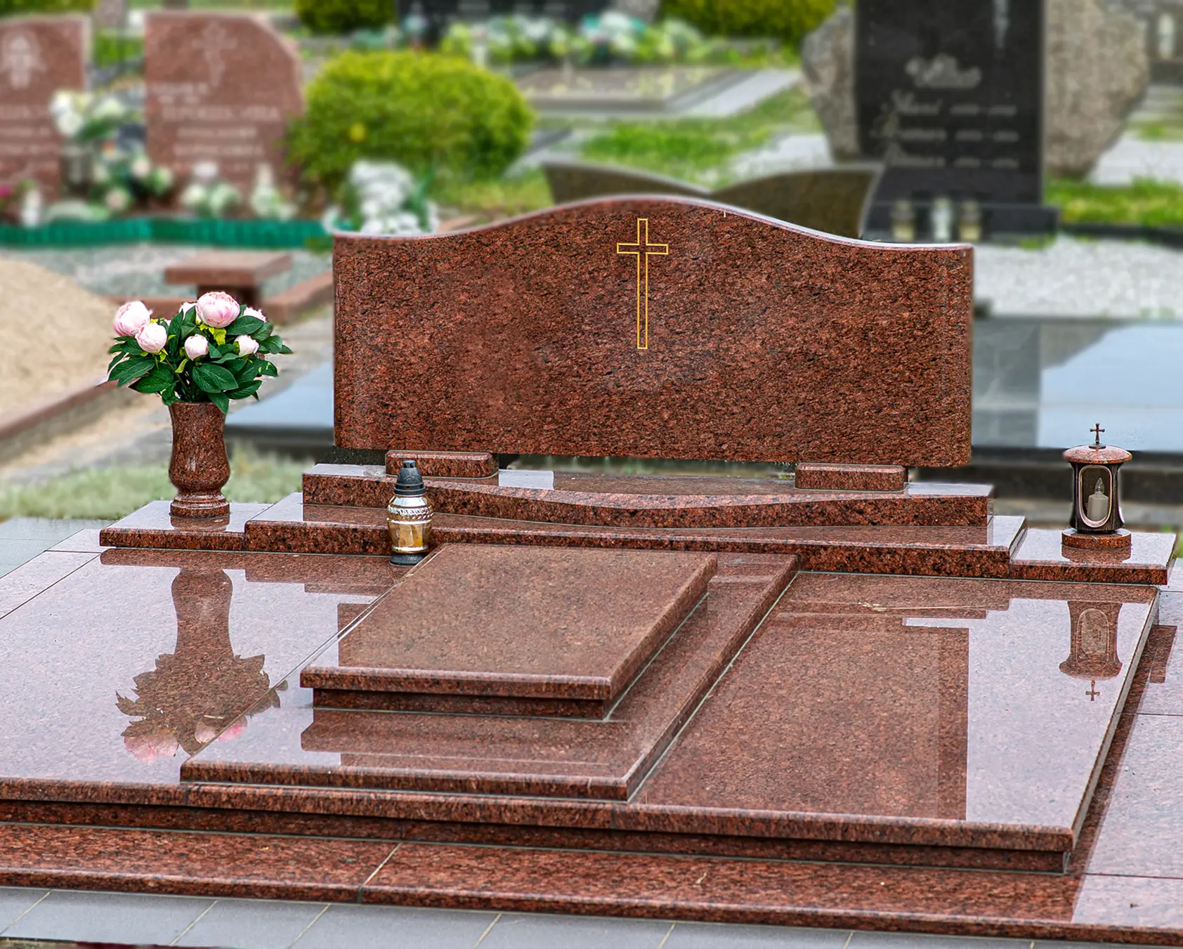 Rudo granito poliruota kapavietės danga su tamsiu paminklu
